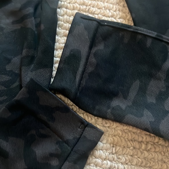 LIKE NEW! Spanx Camo Legging - Picture 6 of 7